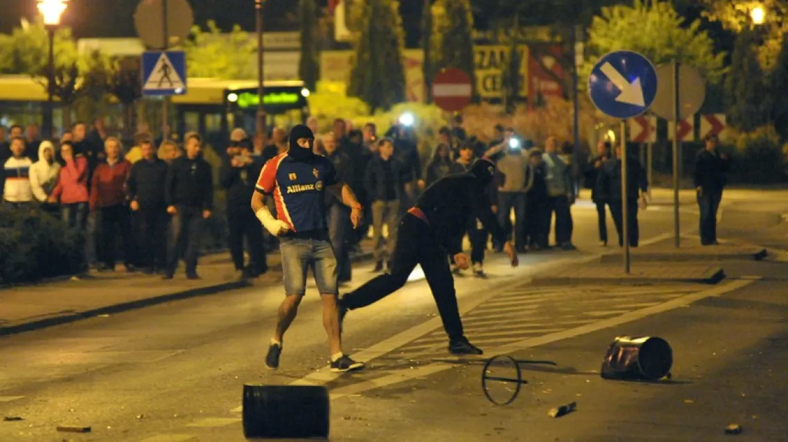 Zamieszki w Knurowie po śmierci 27-latka postrzelonego przez policjanta, 3 maja 2015 r. / fot. Łukasz Kalinowski, East News