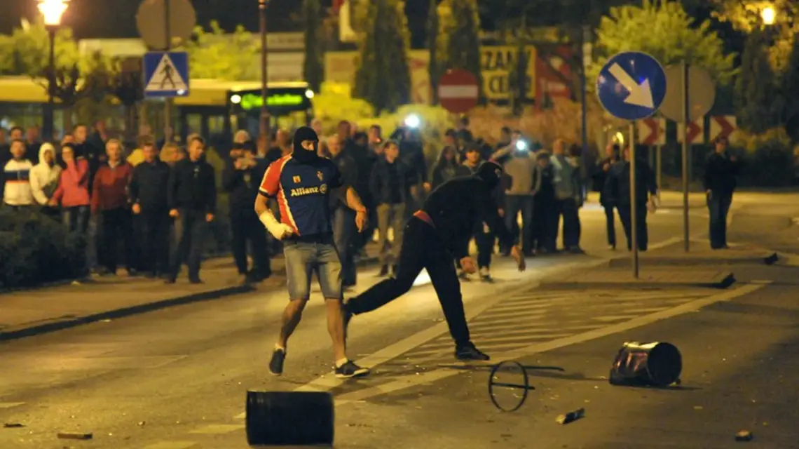 Zamieszki w Knurowie po śmierci 27-latka postrzelonego przez policjanta, 3 maja 2015 r. / fot. Łukasz Kalinowski, East News