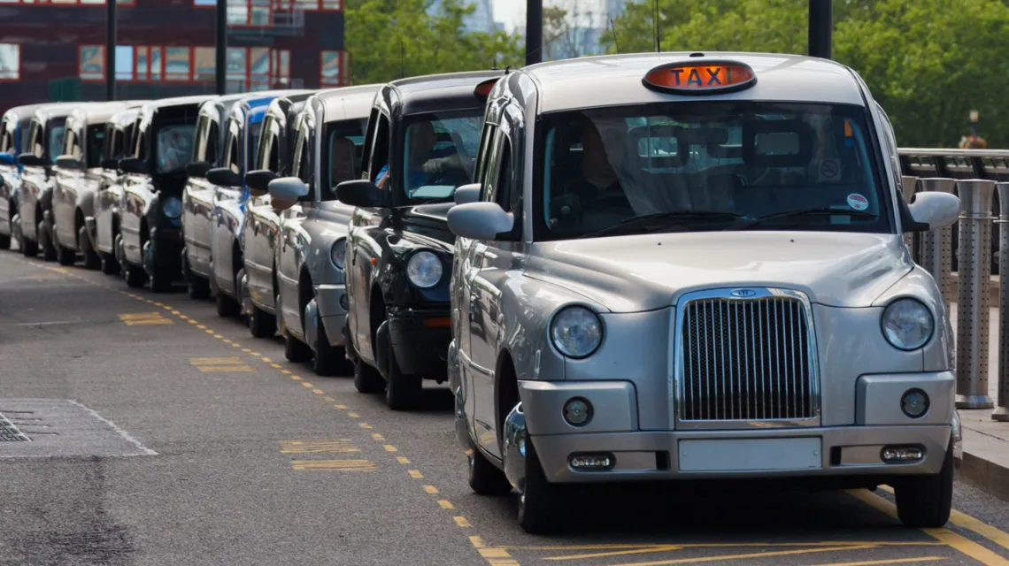 Rząd taksówek w charakterystycznym dla Londynu kształcie