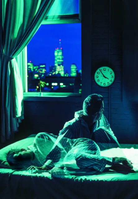 Na okładce Tygodnika Powszechnego poświęconej tematowi: O czym śnią Polacy? widać mężczyznę w piżamie mającego problemy ze snem