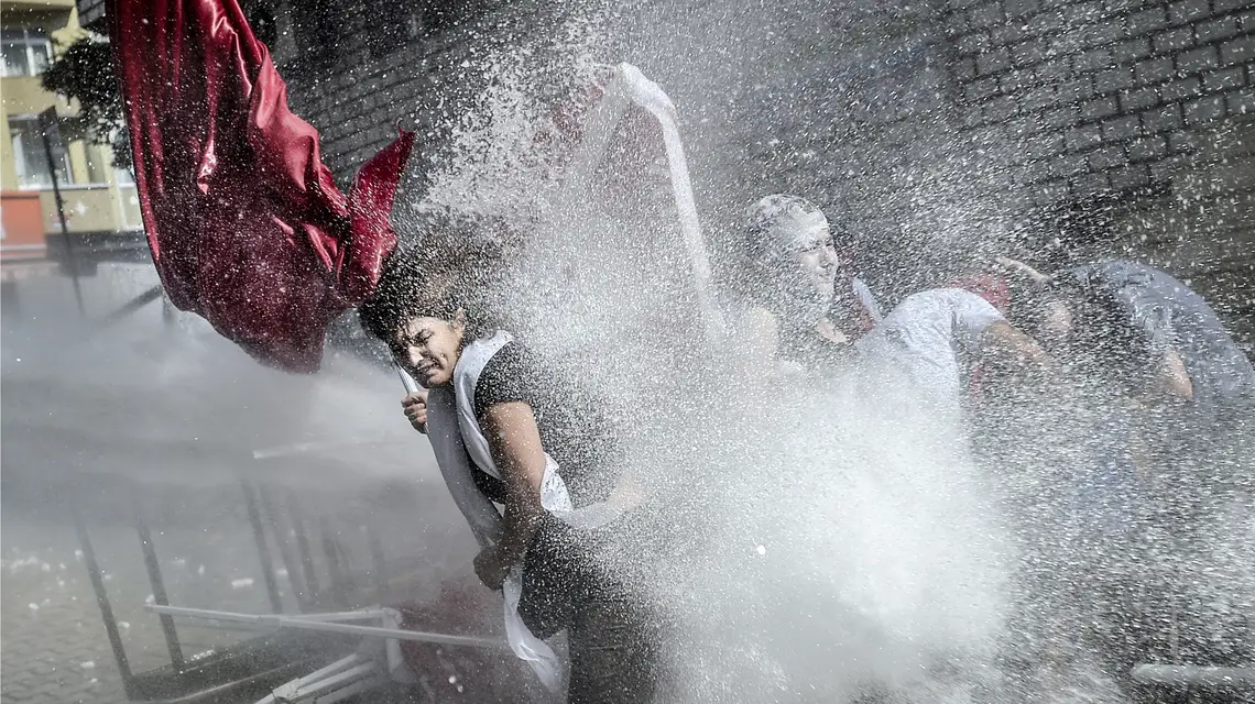 Zamieszki w Gazi, dzielnicy Stambułu, 26 lipca 2015 r. / BULENT KILIC / AFP/ EAST NEWS 