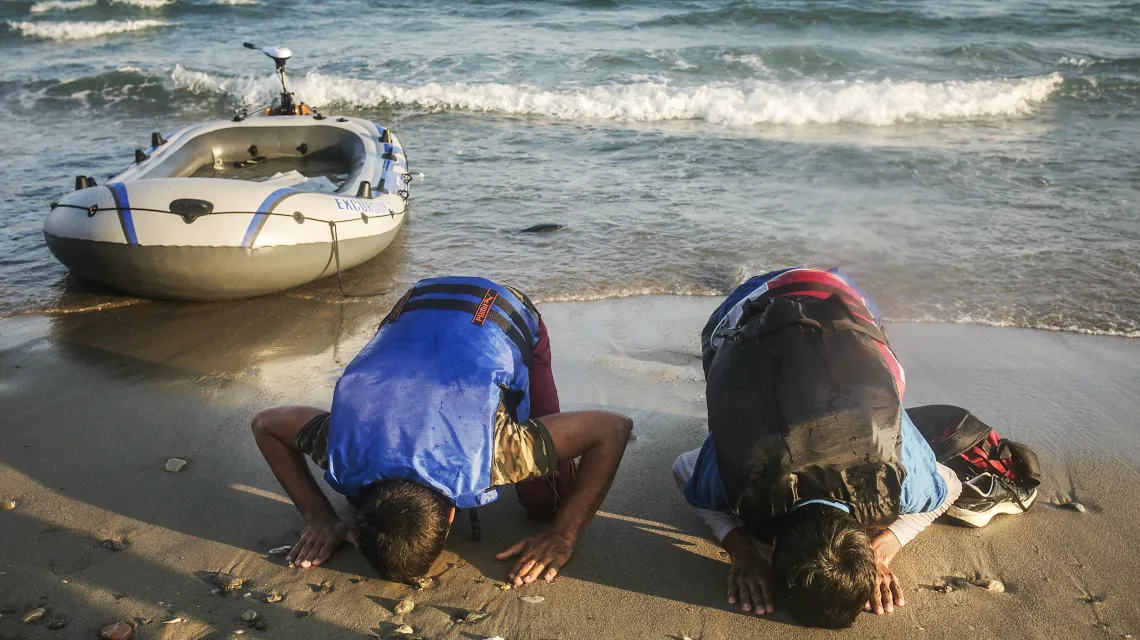 Migranci z Pakistanu na wybrzeżu wyspy Kos, lipiec 2015 r. / Fot. Santi Palacios / AP Photo