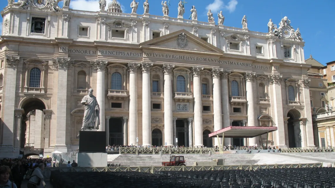 Zdjęcie przestawia front Bazyliki św. Piotra w Watykanie