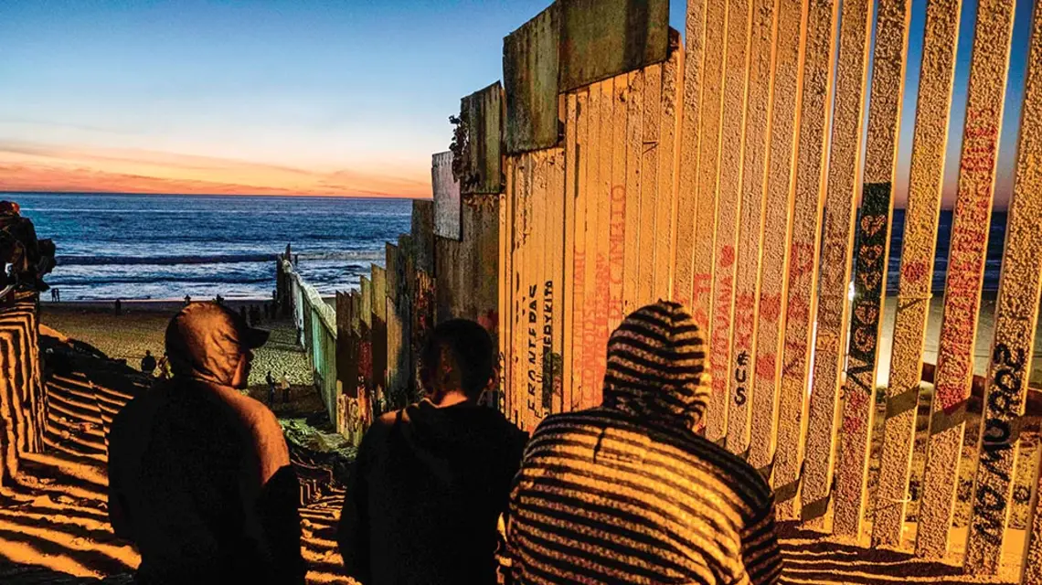 Mur pomiędzy Meksykiem a USA na plaży w Tijuanie, listopad 2018 r. / GUILLERMO ARIAS / AFP / EAST NEWS