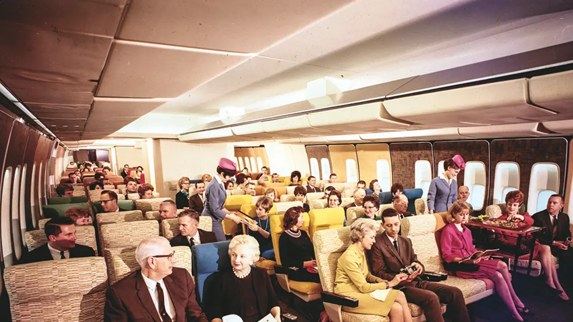 Kabina klasy turystycznej boeinga 747 prezentowana podczas 28. Air Show na paryskim lotnisku Le Bourget w 1969 r. / RANÇOIS PAGES / PARIS MATCH / GETTY IMAGES 