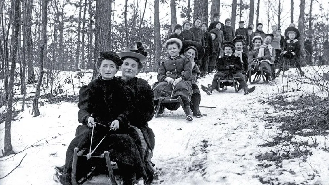 „Mimo wojny, popularnością cieszą się świąteczno-noworoczne wyjazdy...”. Zdjęcie z roku 1918, miejsce wykonania fotografii nieznane. / ROSSEFORP / BEW