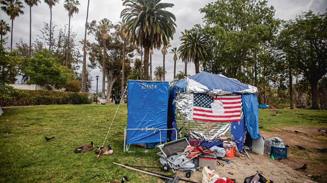 Namioty bezdomnych na osiedlu Echo Park w Los Angeles, marzec 2021 r. / FRANCINE ORR / GETTY IMAGES