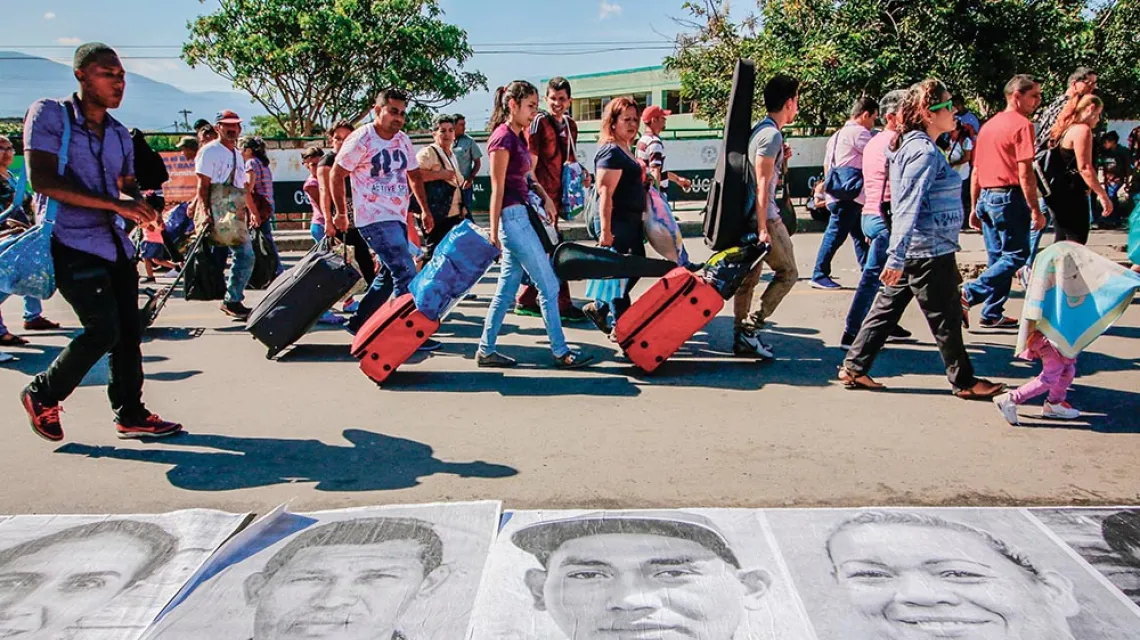 Portrety emigrantów i uchodźców z Wenezueli na moście granicznym z Kolumbią, 17 grudnia 2018 r. / SCHNEYDER MENDOZA / AFP / EAST NEWS
