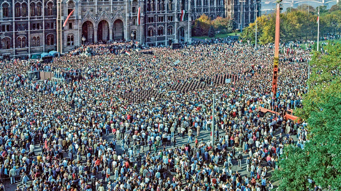 Przed parlamentem w Budapeszcie, 23 października 1989 r. W rocznicę rewolucji ’56 Węgierska Republika Ludowa staje się Republiką Węgierską. / JOZSEF BALATON / MTI / PAP