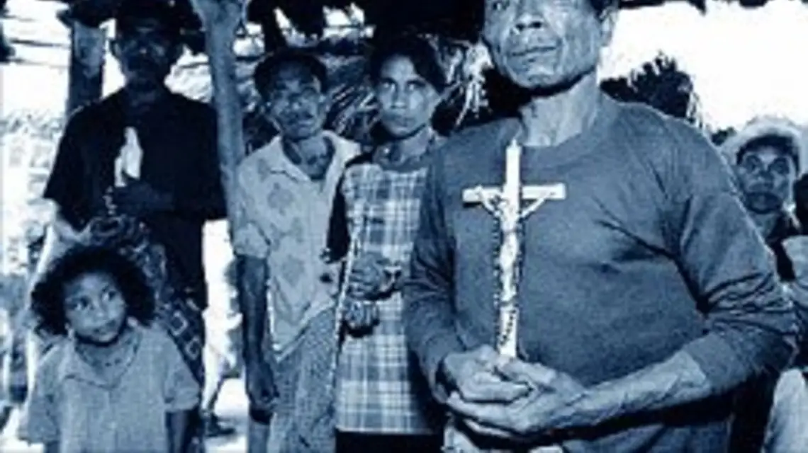 Chrześcijanie-uchodźcy z miasta Lisadila (Timor Wschodni), którzy uciekli przed terrorem armii indonezyjskiej podczas wojny o niepodległość /fot. KNA-Bild / 