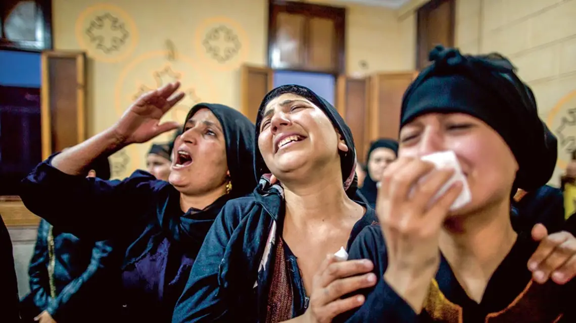 Pogrzeb ofiar zamachu na koptyjską katedrę w Minya (Egipt), maj 2017 r. / AMR NABIL / AP / EAST NEWS