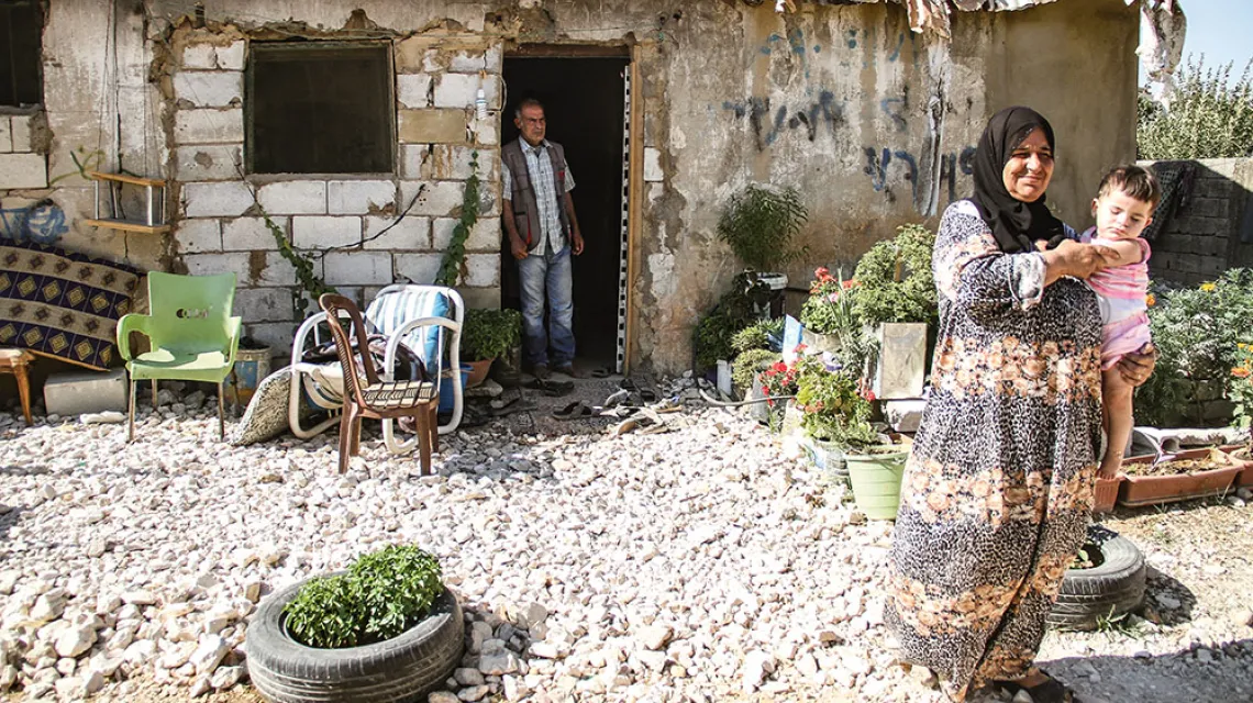 Aisha, matka Bassela, przed ich domem, który kiedyś był oborą. Dolina Bekaa w Libanie, sierpień 2020 r. / AGNIESZKA PIKULICKA-WILCZEWSKA / AGNIESZKA PIKULICKA-WILCZEWSKA