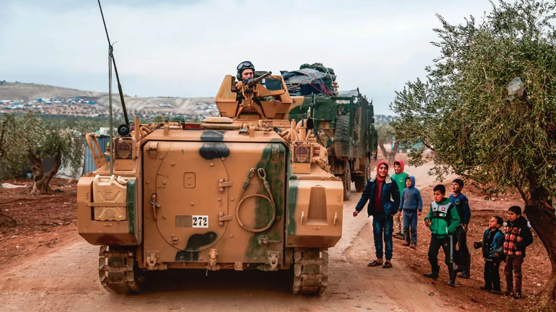 Tureckie wozy pancerne niedaleko granicy w Bab al-Salamah, 21 stycznia 2018 r. / NAZEER AL-KHATIB / AFP / EAST NEWS
