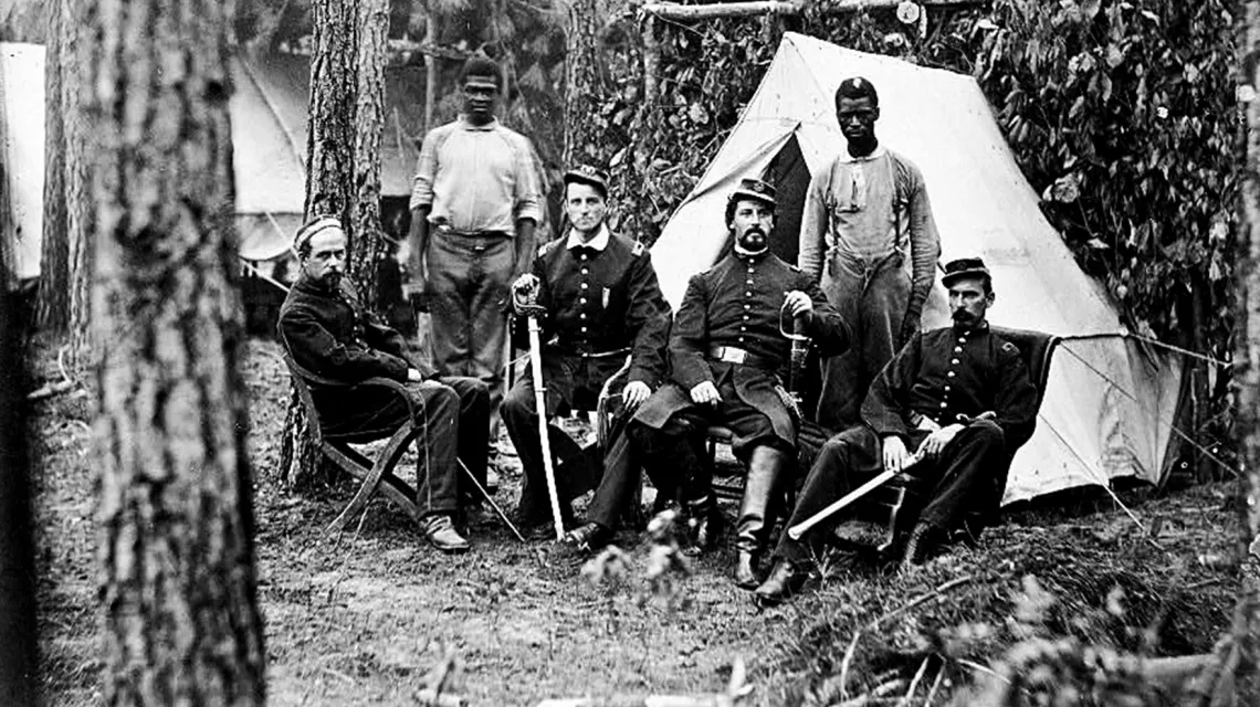 Oficerowie ze 114. Pułku z Pensylwanii (armia Północy), sierpień 1864 r. Widoczni na zdjęciu Afroamerykanie to zapewne ordynansi oficerów – choć w armii Północy służyli też czarni żołnierze / fot. Library of Congress / 