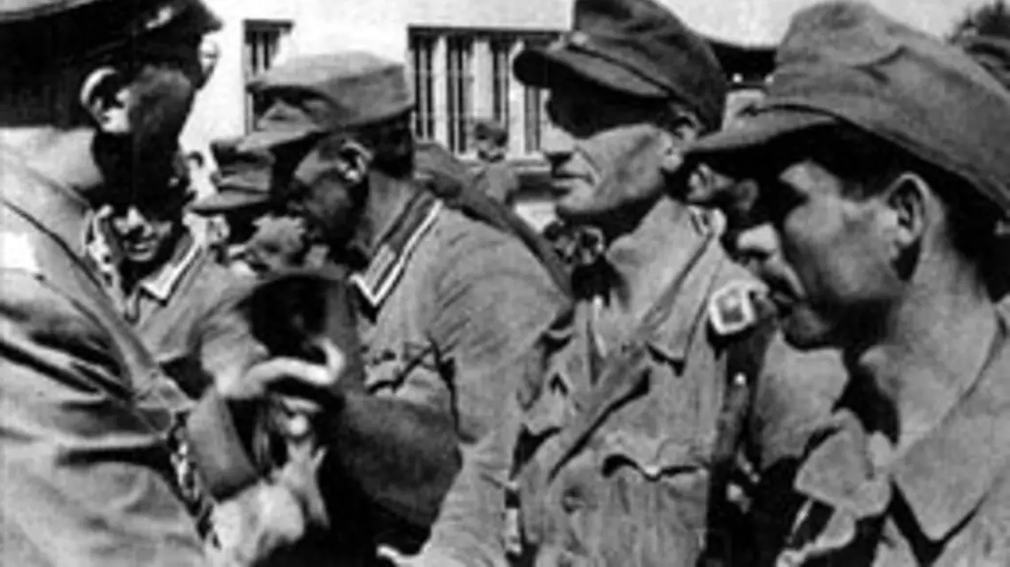von dem Bach (z lewej) rozmawia z niemieckimi żolnierzami, uwolnionymi z polskiej niewoli po upadku Starówki. Warszawa, wrzesień 1944r. / 