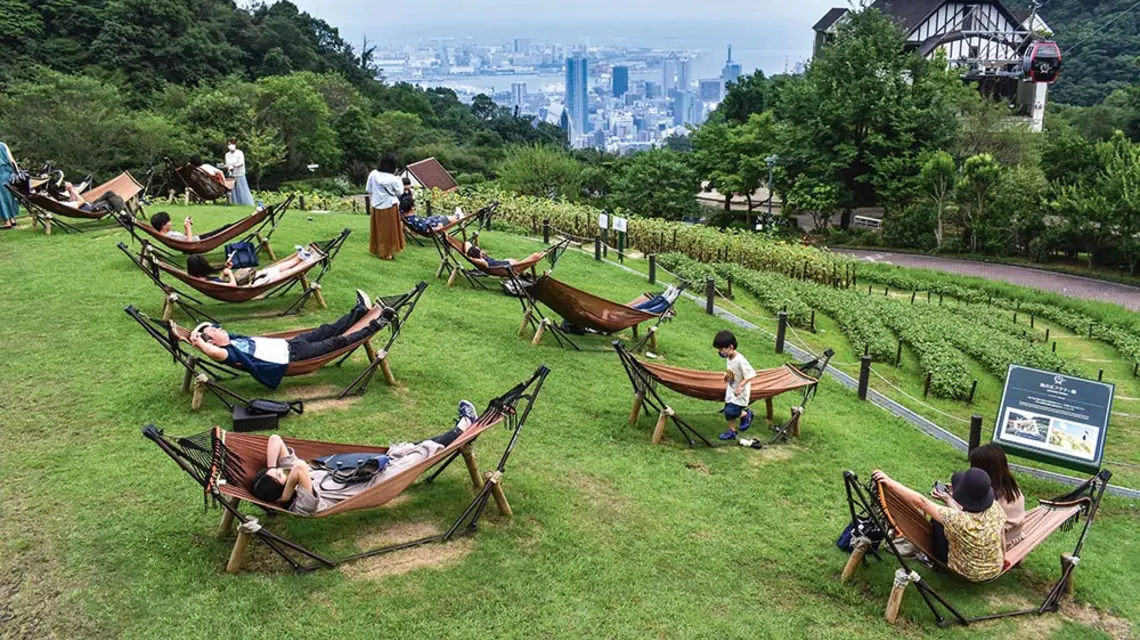 Dystans społeczny na łonie natury. W ogrodzie ziołowym na górze Rokkō nad Kobe, Japonia, 2 sierpnia 2020 r. / YOMIURI SHIMBUN / AP / EAST NEWS