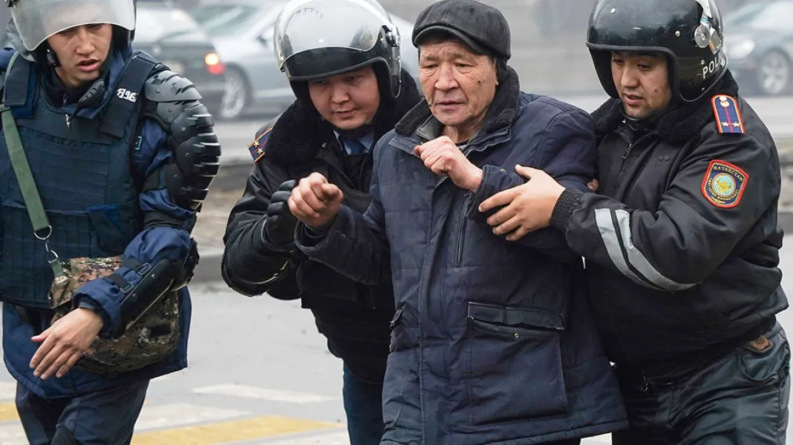 Podczas pacyfikacji protestów w Ałmaty, największym mieście Kazachstanu. 5 stycznia 2022 r. / VLADIMIR TRETYAKOV / AP / EAST NEWS