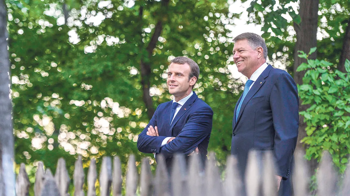 Już za płotem: prezydent Francji Emmanuel Macron z Klausem Iohannisem, prezydentem Rumunii, Bukareszt, 24 sierpnia 2017 r. / ALEX NICODIM / SIPA / EAST NEWS