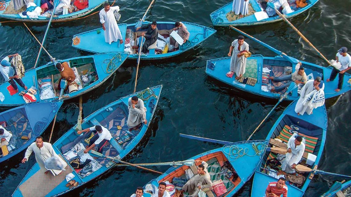 Sprzedaż towarów pasażerom statku po Nilu. Esna, Egipt, 2006 r. / P.M. LOURO / ISTOCK / GETTY IMAGES