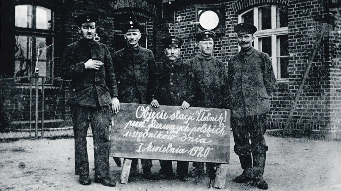 Polscy kolejarze ze stacji Złotniki w Wielkopolsce po oficjalnym, pokojowym przejęciu tej placówki z rąk niemieckich, 1 kwietnia 1920 r. / NAC