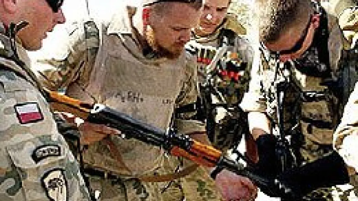 Polscy żołnierze na wspólnym patrolu z Amerykanami, Diwanija (Irak), 19 września 2006 r. / 