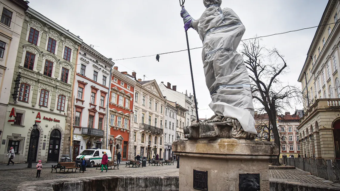 Pochodzący z początku XIX wieku pomnik Neptuna we Lwowie zabezpieczono na wypadek ostrzału lub nalotów. 4 marca 2022 r. / PAVLO PALAMARCHUK / AP / EAST NEWS