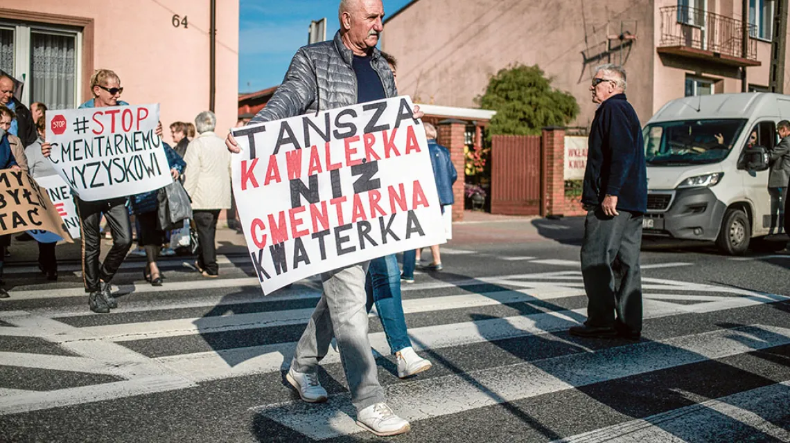 Protest mieszkańców Brzezin przeciwko wysokości opłat pogrzebowych  na cmentarzu parafialnym, październik 2019  r. / TOMASZ STAŃCZAK / AGENCJA GAZETA