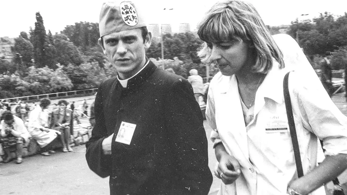 Od 1981 r. ks. Popiełuszko był także duszpasterzem służby zdrowia; tu podczas drugiej pielgrzymki Jana Pawła II do Polski. Warszawa, 06.1983 r. / IPN