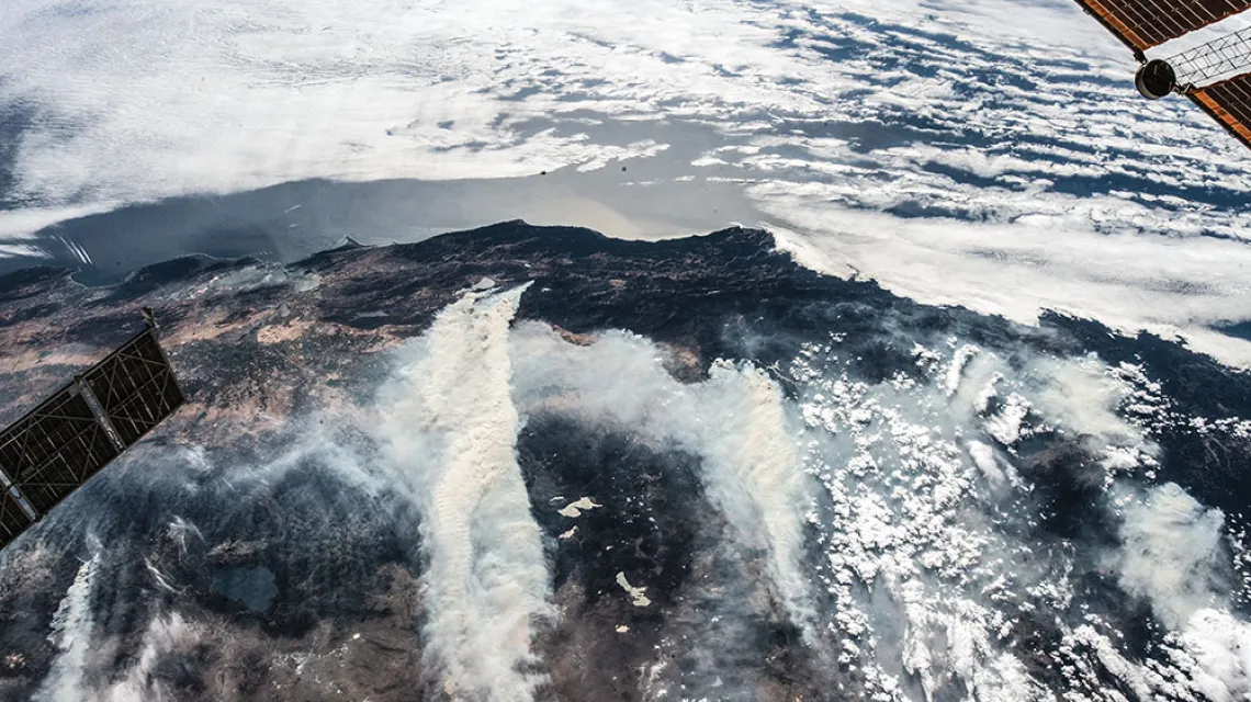 Pióropusze dymu z pożarów w Kalifornii widoczne z Międzynarodowej Stacji Kosmicznej, 3 sierpnia 2018 r. / NASA.GOV