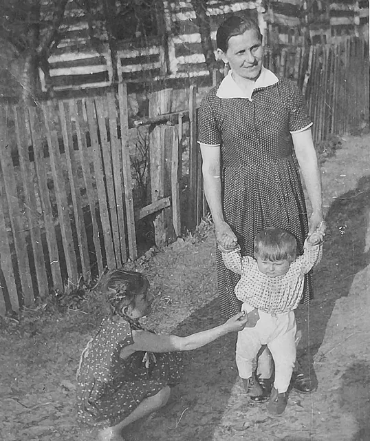 Halina Piskor z dziećmi. Suchowola, 1954 r. / ARCHIWUM PRYWATNE / REPRODUKCJA ELIZA LESZCZYŃSKA-PIENIAK