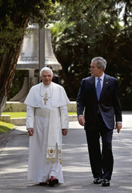 Benedykt XVI i George W. Bush podczas spaceru po ogrodach watykańskich, czerwiec 2008 r. /fot. KNA-Bild / 