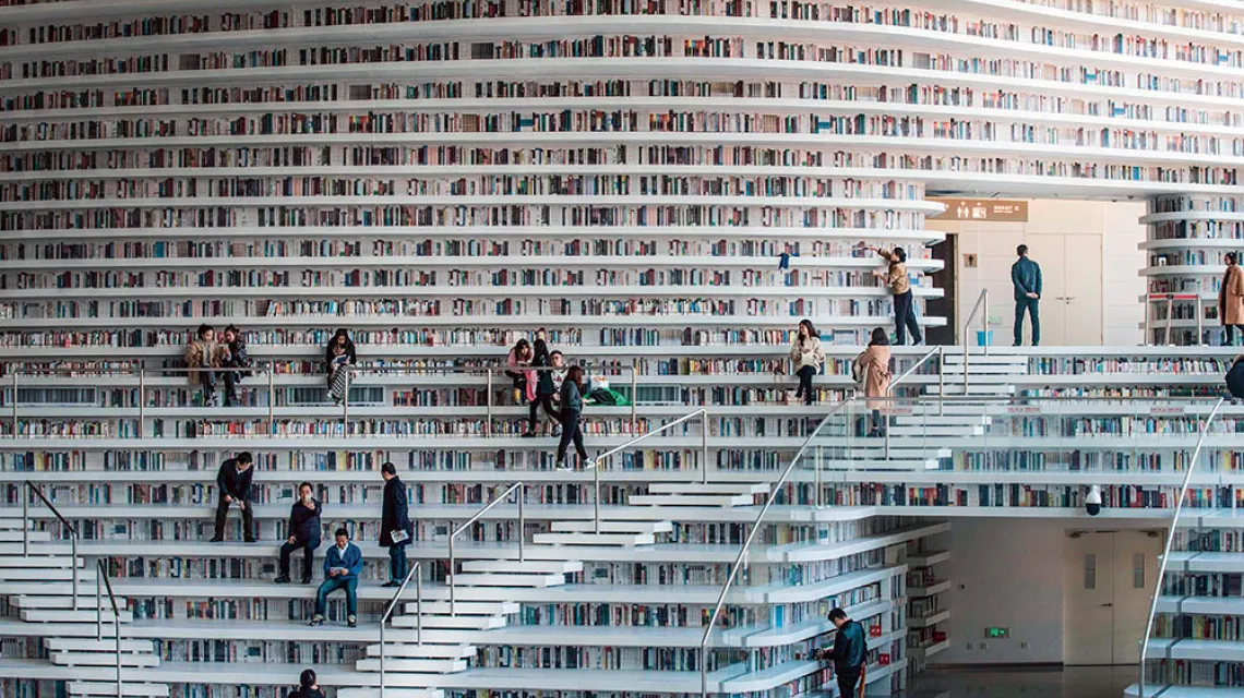 Biblioteka w Tiencinie, Chiny, 2017 r. Nie wszystkie książki są prawdziwe. / FRED DUFOUR / AFP / EAST NEWS