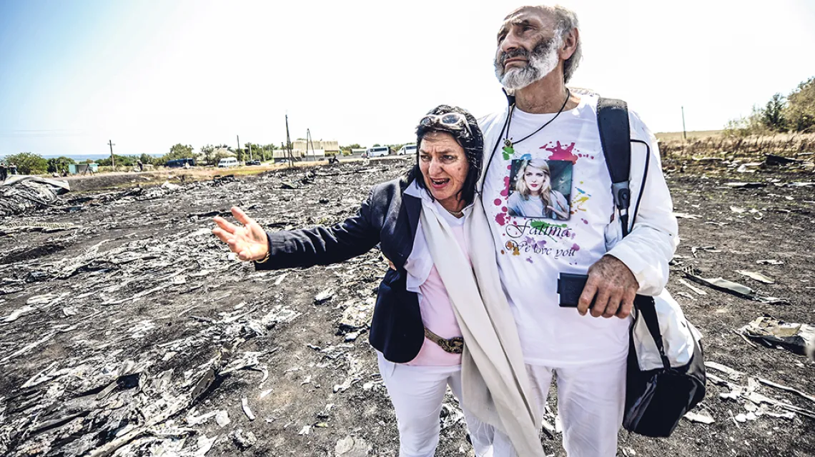 Angela Rudhart-Dyczynski i Jerzy Dyczynski z Australii na miejscu upadku malezyjskiego samolotu, w którym zginęła ich 25-letnia córka Fatima. Grabowe, Ukraina, 26 lipca 2014 r. / BULENT KILIC / AFP / EAST NEWS