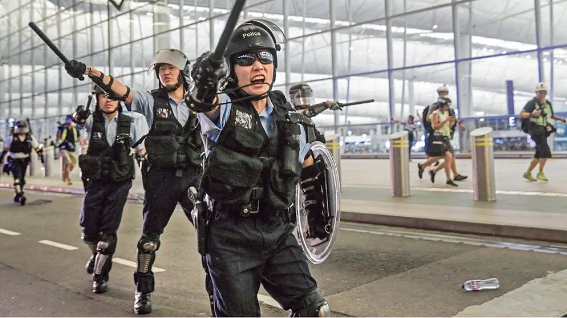 Policjanci podczas demonstracji na lotnisku w Hongkongu, 13 sierpnia 2019 r. / VINCENT YU / AP / EAST NEWS