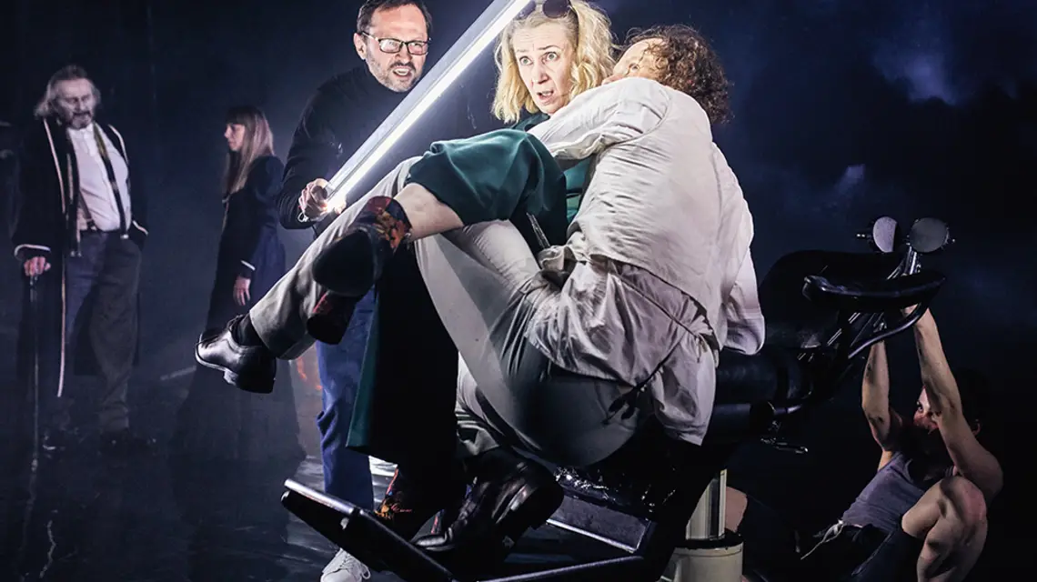 „Ciemności”, reż. Monika Strzępka / BARTEK SADOWSKI / TEATR ŻEROMSKIEGO