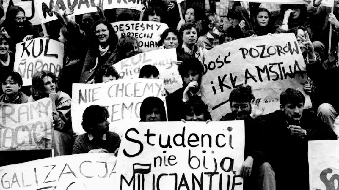Wiosną 1989 r. na uczelniach w całej Polsce domagano się ponownej legalizacji NZS.Na zdjęciu: studenci lubelskiego KUL-u. / fot IPN / 