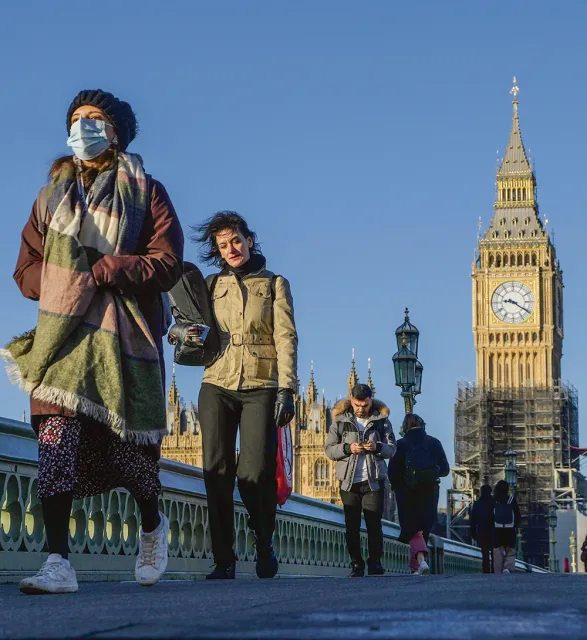 Poranek pierwszego dnia po apelu premiera Borisa Johnsona, by Brytyjczycy wrócili z pracy zdalnej do realnej. Westminster Bridge, Londyn, 20 stycznia 2022 r. / KIRSTY WIGGLESWORTH / AP / EAST NEWS