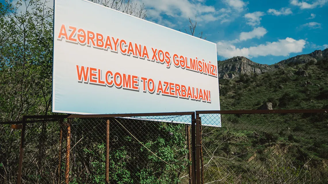 Nowa granica poszatkowała drogę z Goris do Meghri, która łączy południe Armenii z resztą kraju. Co chwila mija się napisy „Witamy w Azerbejdżanie”. Kwiecień 2021 r. / PAWEŁ PIENIĄŻEK