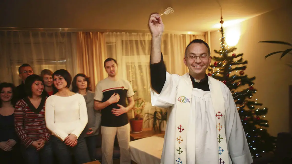 „Kolęda” w „Stokrotce”, jednym z krakowskich akademików. Ks. Antoni Miciak ze studentami AGH, Akademii Muzycznej i Państwowej Wyższej Szkoły Teatralnej. /fot. Tomasz Wiech / Agencja Gazeta / 