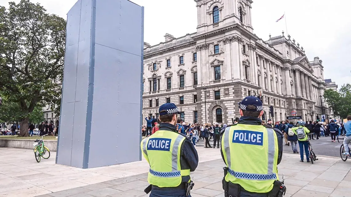Pomnik Winstona Churchilla zabezpieczony  przed ewentualnym wandalizmem ze strony  demonstrantów, Londyn, czerwiec 2020 r. / FACUNDO ARRIZABALAGA / EPA / PAP