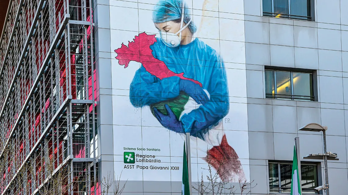 Mural Franco Rivollego na ścianie szpitala we włoskim Bergamo, marzec 2020 r. / PIERO CRUCIATTI / AFP / EAST NEWS