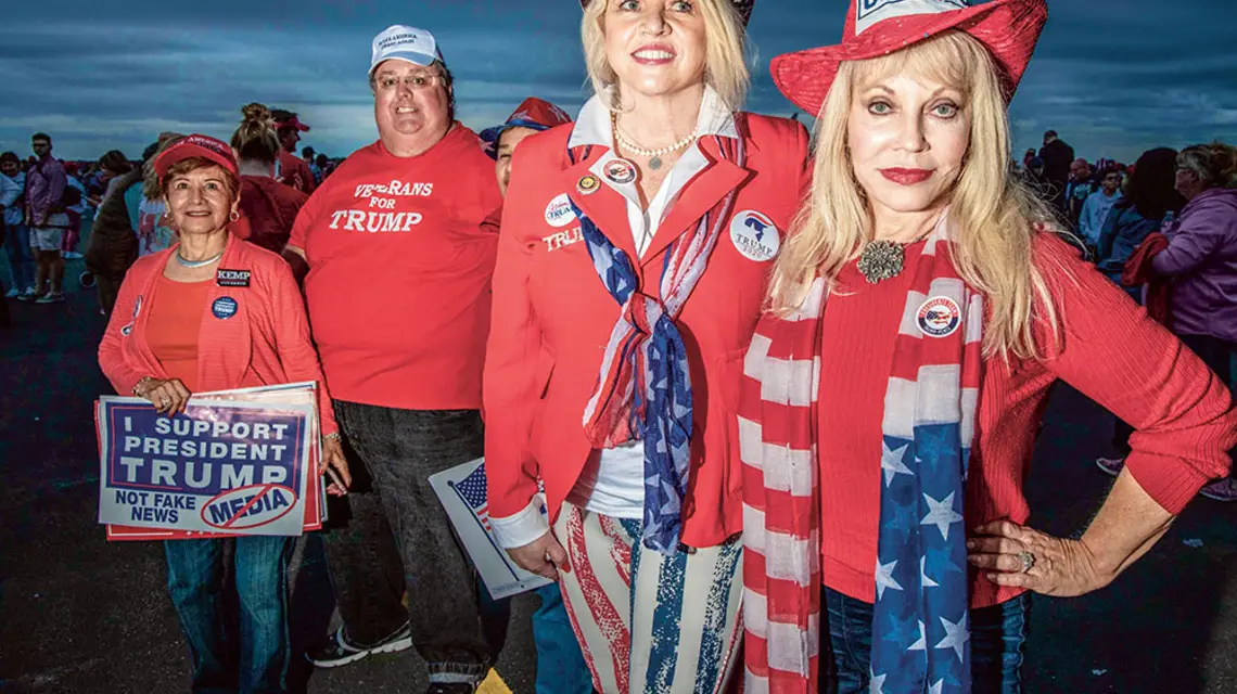 Zwolennicy Briana Kempa, kandydata Republikanów na gubernatora stanu Georgia podczas wiecu wyborczego z udziałem Donalda Trumpa. Macon, 4.11.2018 r. / MARK PETERSON / REDUX / EAST NEWS