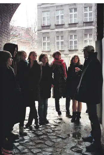 Waldemar Stopczyński ze swoimi uczniami, Gdańsk, marzec 2009 r. / fot. Roman Jocher / 