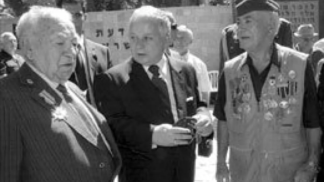 Lech Kaczyński i weterani pod pomnikiem żołnierzy żydowskich, którzy walczyli w wojsku polskim podczas II wojny.Fot. www.prezydent.pl / 