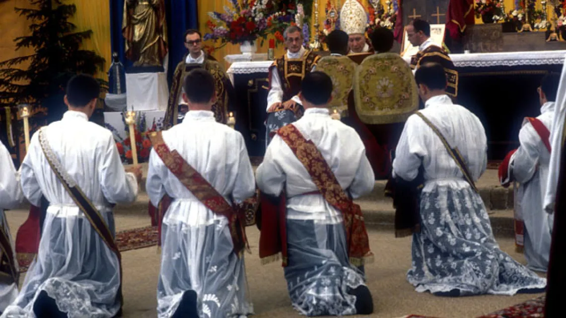 Abp Marcel Lefebvre (w środku) wyświęca czterech biskupów oraz kapłanów mimo zakazu Rzymu. Econe, 30 czerwca 1988 r. /fot. KNA-Bild / 