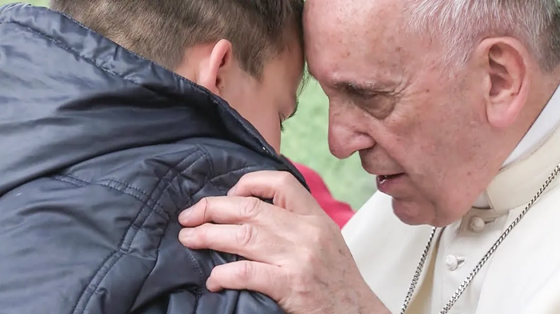 Kilkuletni Emanuel pyta papieża o swojego zmarłego ojca, który był niewierzący, Rzym, 15 kwietnia 2018 r. / WWW.ROMEREPORTS.COM