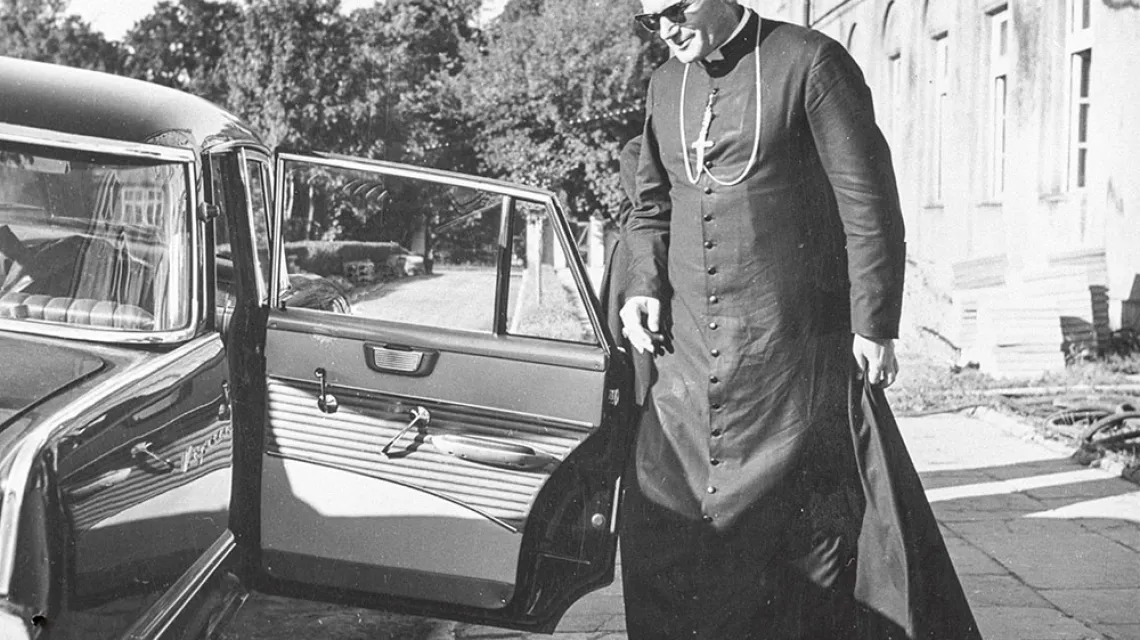 Biskup Karol Wojtyła wsiada do służbowego samochodu, początek lat 60. / REPR. JAKUB GRELOWSKI / PAP