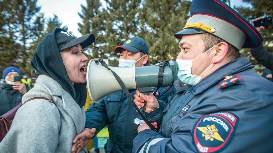 Protesty w obronie Aleksieja Nawalnego odbyły się w całej Rosji. Na zdjęciu: demonstrantka w Ułan Ude, stolicy Republiki Buriacji, należącej do Federacji Rosyjskiej. 21 kwietnia 2021 r. / ANNA OGORODNIK / AP / EAST NEWS