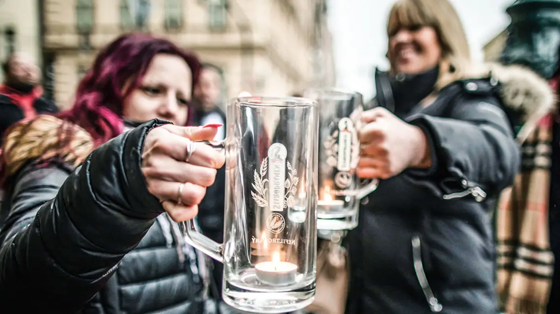 Protestując przeciw zamknięciu branży gastronomicznej, czescy restauratorzy utworzyli „ścieżkę nadziei” z kufli i kieliszków ze świeczkami w środku. „Ścieżka” prowadziła od siedziby rządu na stołeczny Rynek Starego Miasta. Praga, 3 stycznia 2021 r. / GABRIEL KUCHTA / GETTY IMAGES
