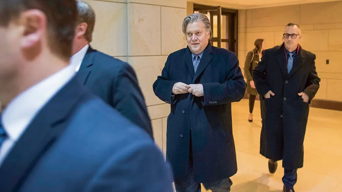 Steve Bannon (z lewej), były szef kampanii Trumpa i były główny strateg Białego Domu, po zeznaniach przed komisją ds. wywiadu Kongresu USA. Waszyngton, 16 stycznia 2018 r. / SHAWN THEW / EPA / PAP